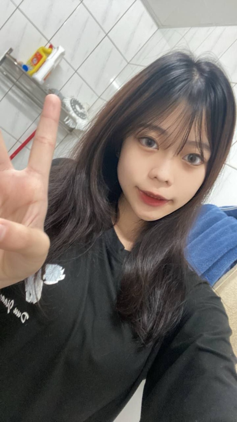 清纯大学生反差婊私下被金主网调自拍！