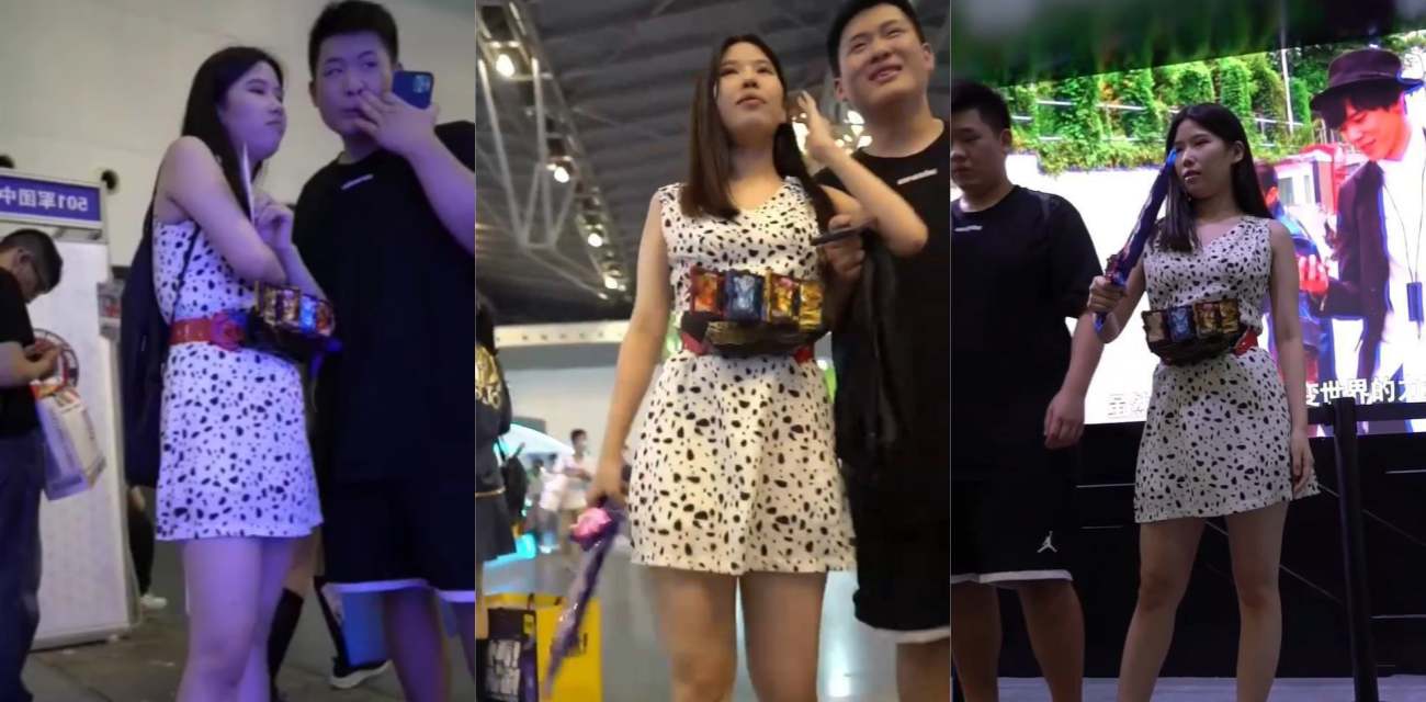 街头抄底偷拍！街拍大神冒死偷拍带男友逛漫展的长腿美女 碎花连衣裙不穿内裤被抄底曝光！