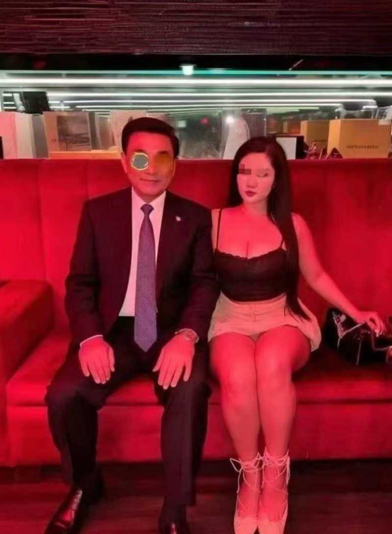 留学圈又爆大瓜！一位北美留学生被网友扒到底裤不剩