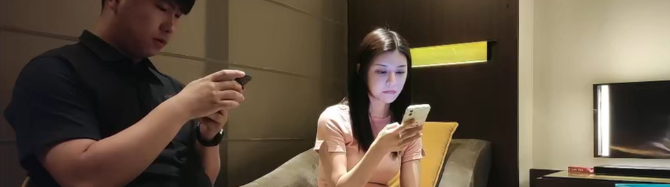 酒店约操极品外围人妻 黑丝情趣女仆装调情 口交骑乘扭腰呻吟让人十分满足！
