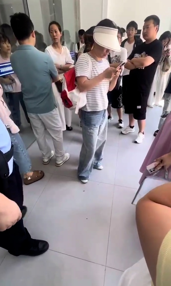 桔小花 宜口袋风波升级 百名用户营口维权 警方现身拦截现场 群众情绪激动