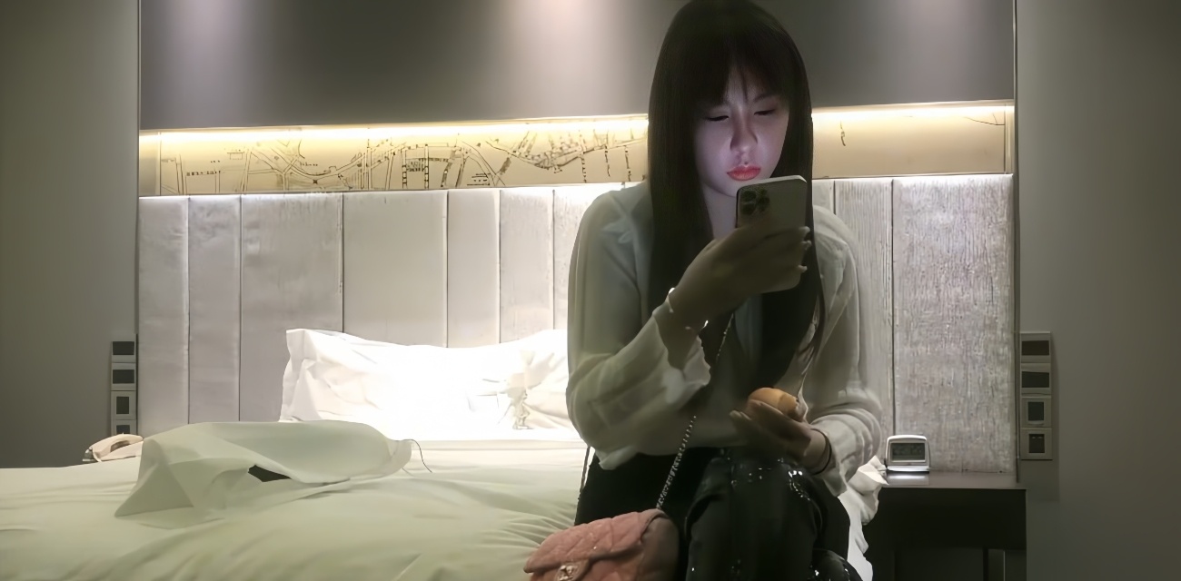 火辣少妇穿开档黑丝情趣内衣被探花 李寻欢 猛干到腿软 口活超赞骑乘后入狂顶！