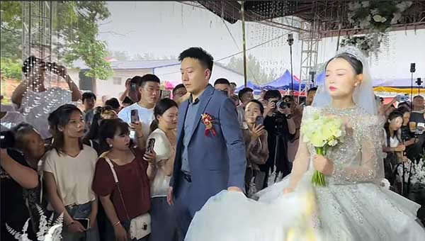 豫东网红小高 被曝聊骚出轨发下体照 遭妻子王慧控诉后全家开播反击网暴