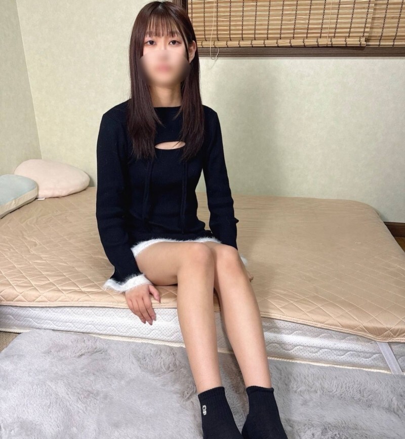 FC2-PPV-4865843 【完全业馀&首次拍摄】一位拥有美腿和翘臀的18岁漂亮女大学生♡ 她天真羞涩的反应令人无法抗拒♡ 她对意料之外的体内射精感到困惑…