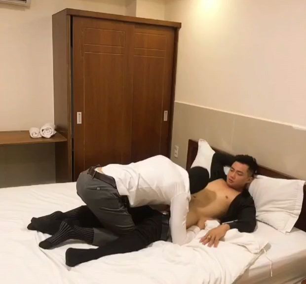职员出差，约炮大屌壮男给骚穴止痒