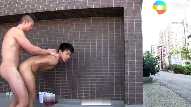 极限暴露之街头做爱 人来人往躲在巷子拐角做爱