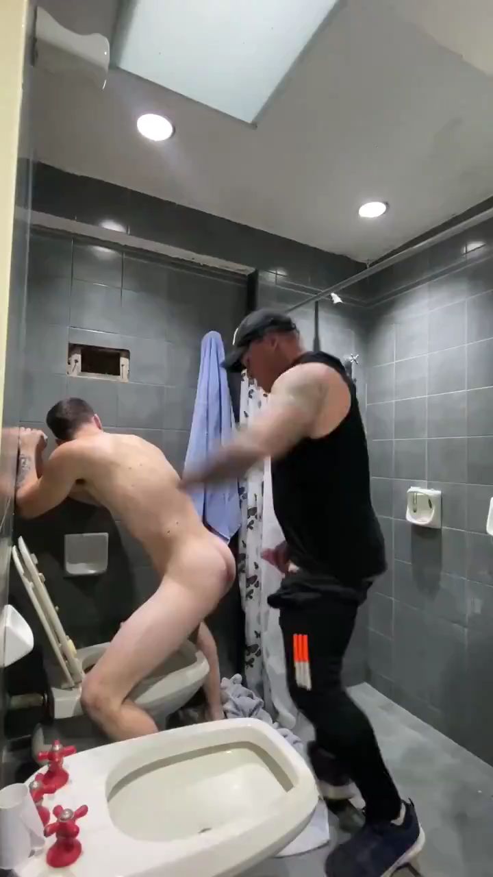 当我侄子在洗澡的时候我受不了闯进浴室