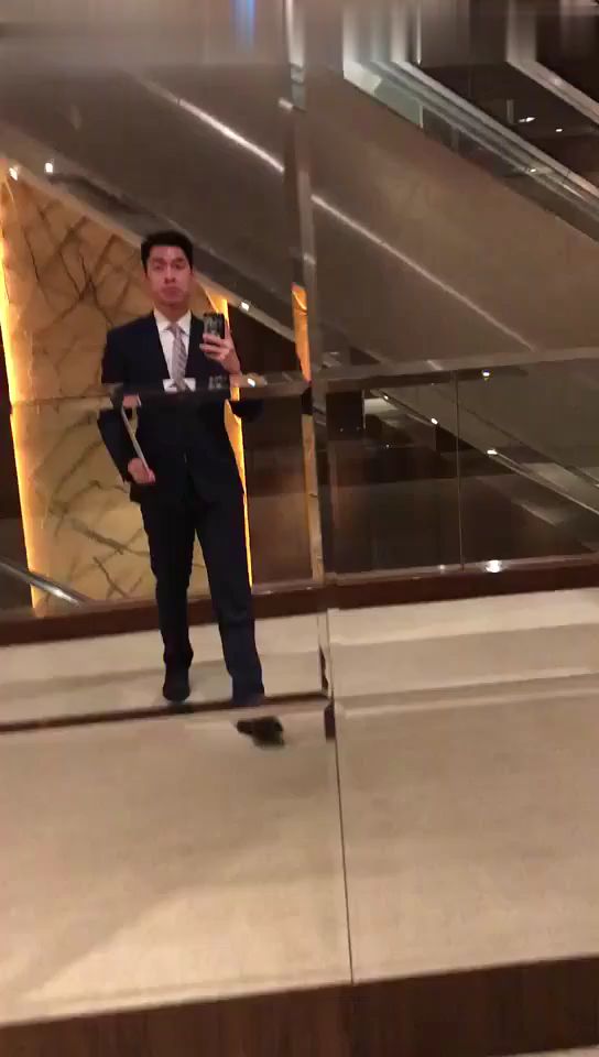 正装帅哥背后骚到不行 户外露出激情撸管