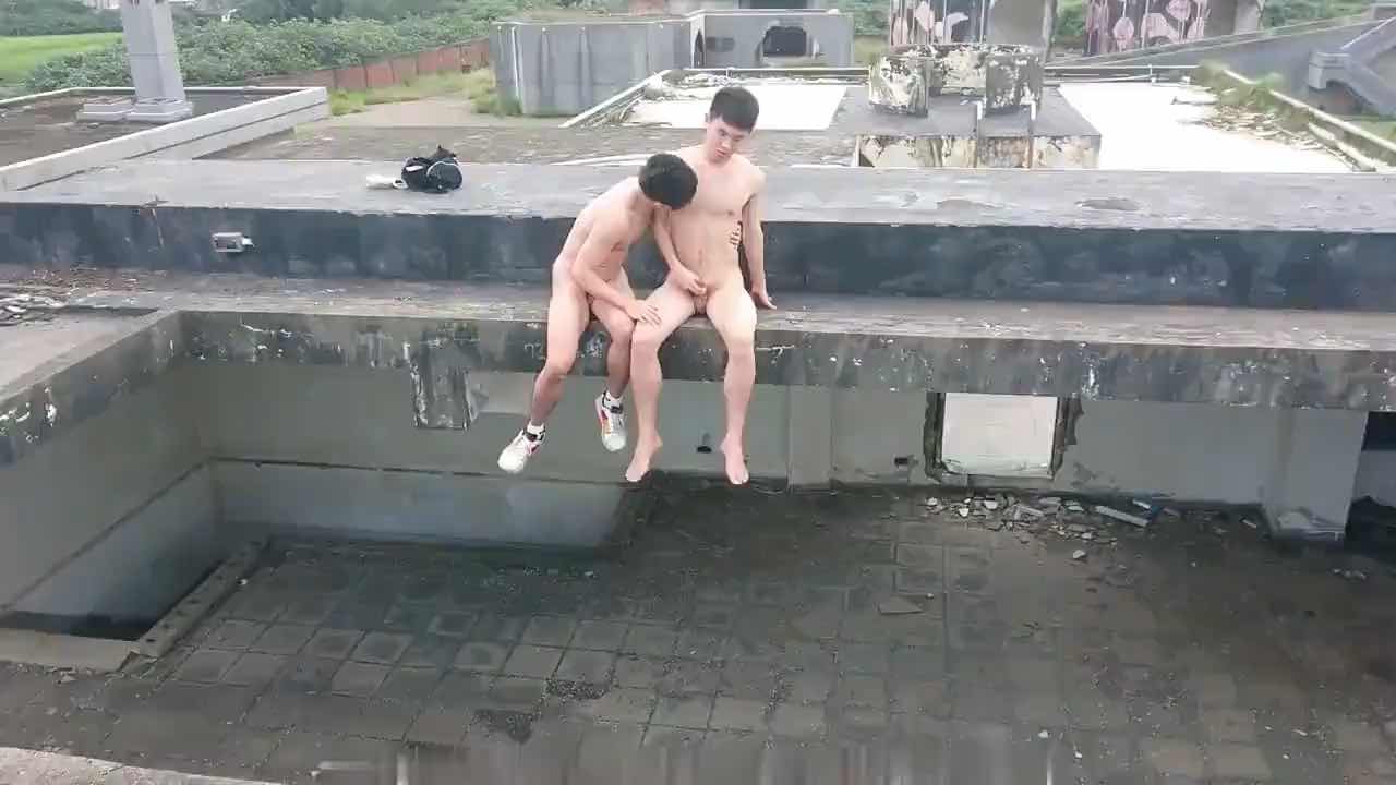 小鲜肉夫夫户外天台野战，激情四射