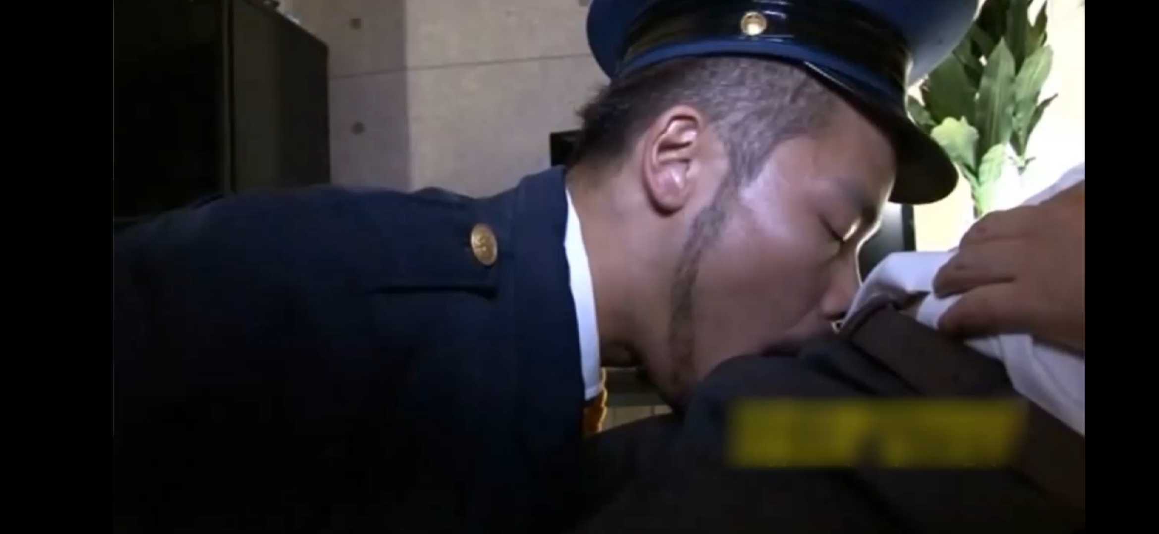公司保安被两人调教，轮流艹骚样尽现