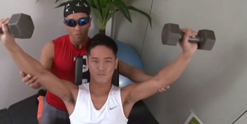 辅助学员健身时,频频勾引终于得手