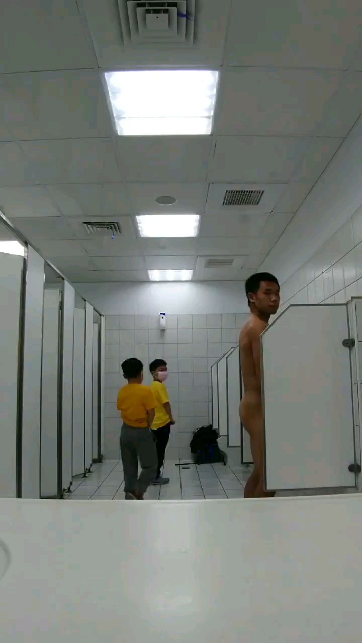 公厕全裸勾引，却被路人吓得尴尬的假装尿尿
