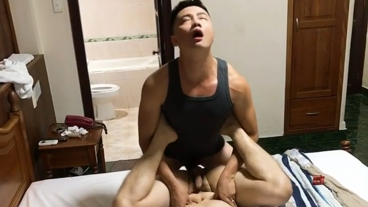 啊 卧槽 宝贝我忍不住了 要射里面了 爸爸射吧 儿子也被你肏射精了