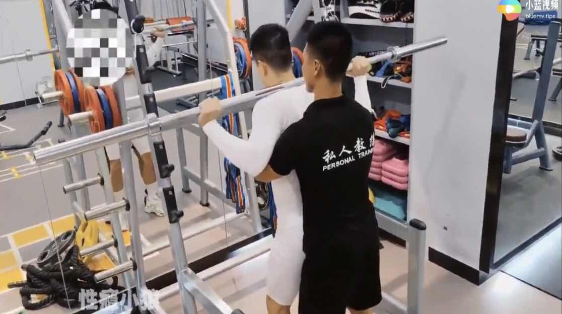 私人教练健身房玩弄肌肉小迷弟 在后面一直用鸡巴推我 结果被强行给我上了