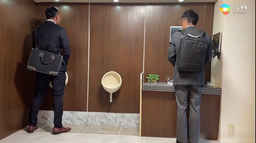 好刺激 洗手间被上司大屌吸引 无套爽干 吞精