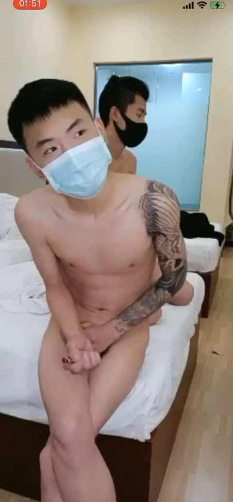 三个小帅哥直播做爱 艹了一晚上终于射了 看着都爽