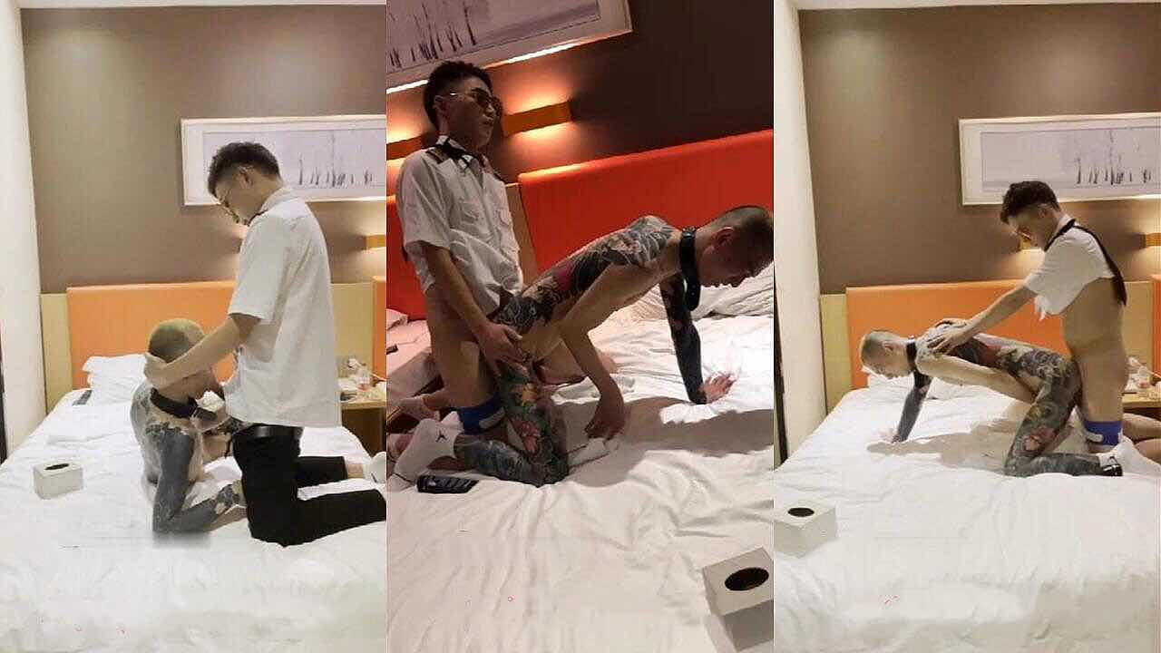 美团小哥超会玩的 拿跑单赚的钱私下玩操痞子纹身小受 带着墨镜装酷操的骚受嗯嗯叫个不停的