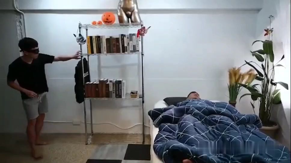 小偷本想偷东西但是看到房主太帅竟然起来色心上集