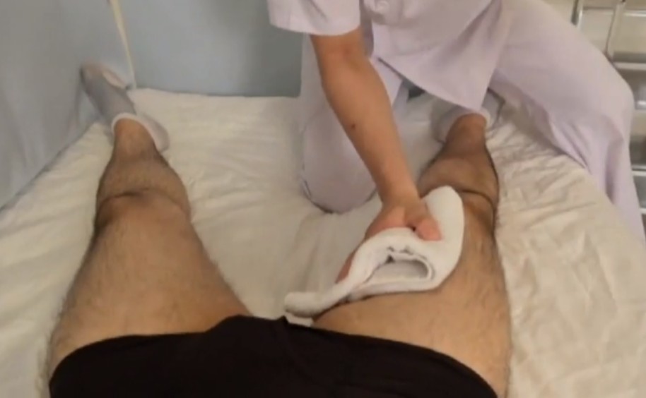 男护士给腿毛患者做日常康复护理 没想到憋太久太敏感 这哪是病人该有的样子啊
