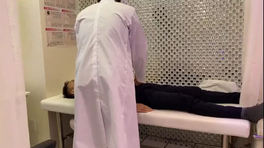 亚洲 帅气小伙被大屌男科医生无套操菊 爽到一直喊别停