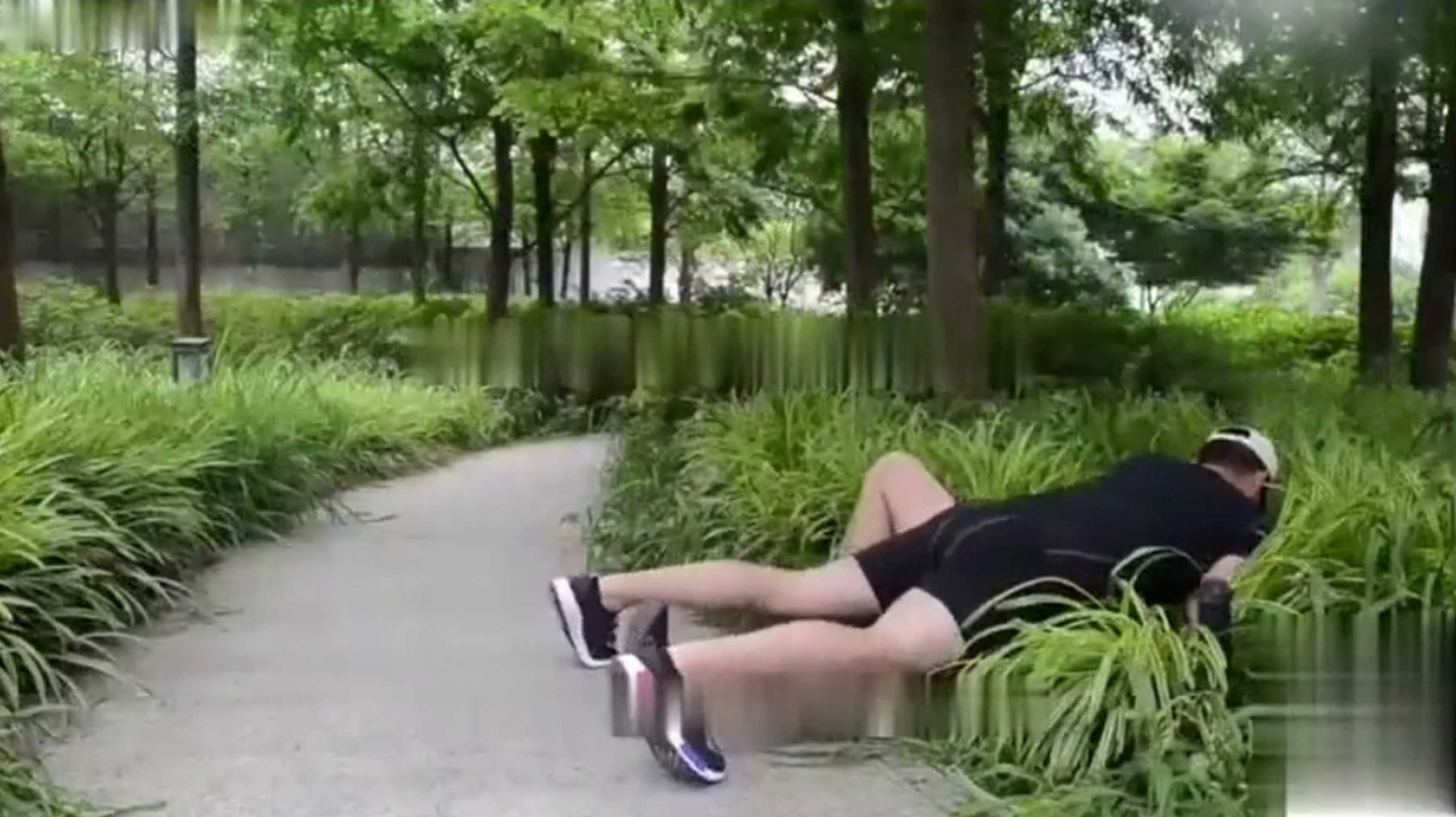 极品帅哥特殊的晨练，差点被发现