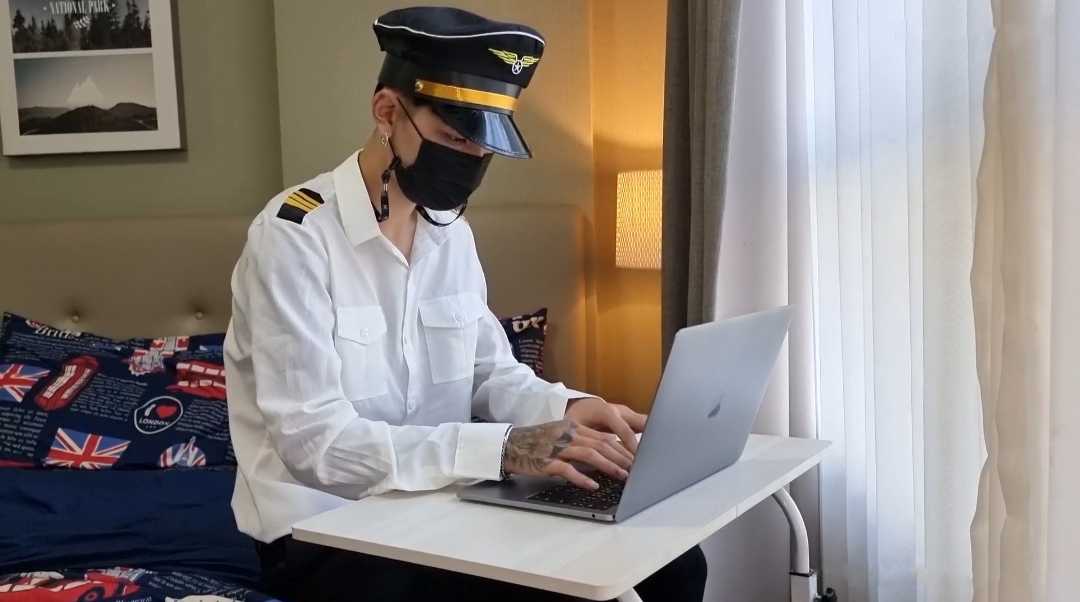空少执行飞行任务 一个月没回家 回到家衣服还没来得及换 就约炮好基友啪啪 被激爽猛操射了好多