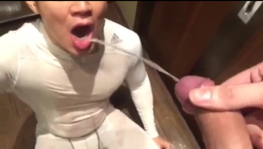 肌肉男厕所喝三个男人的尿，胸肌上被精液射的全都是
