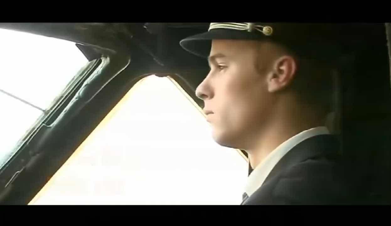 欧美空少帅气小哥哥之假期去同事家玩3P