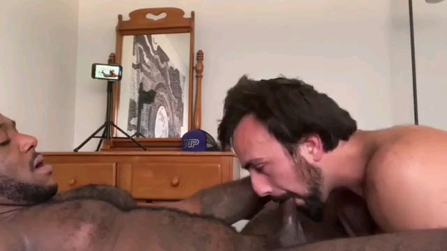 白人大叔和黑男做爱，黑男被口交各种猛草