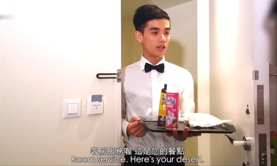 台湾小哥在酒店做服务员，给肌肉猛男顾客送上一次特殊服务