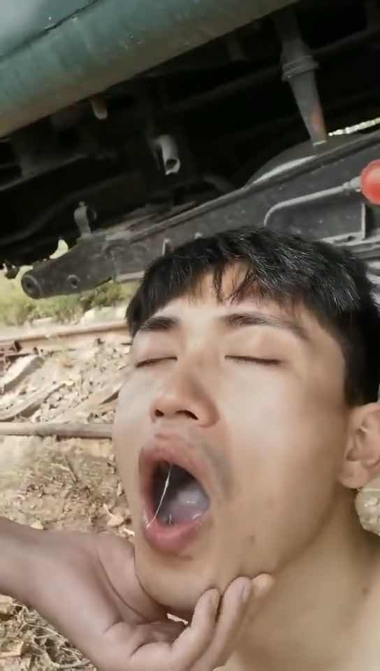 铁路边帮农民工口交，几个月没射量就是大