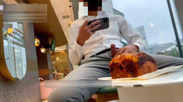 肌肉猛男在肯德基刺激露出大鸡巴撸射，自制精液口味小面包
