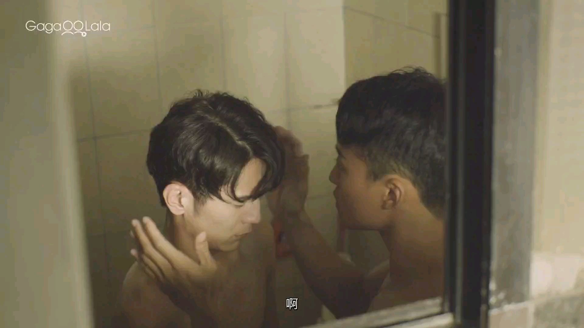 直男刚被扳弯 女朋友就来家里查岗