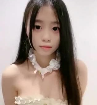 极品尤物美少女粉嫩多毛骚穴被玻璃棒狂插，揉搓阴蒂翘臀娇喘特写