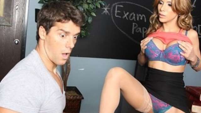 巨乳班主任Aleksa课堂发骚 饥渴难耐猛干男学生