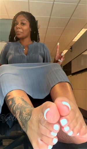 Feet in the Library: Xhamster & Ebony Porn - 经典欧美