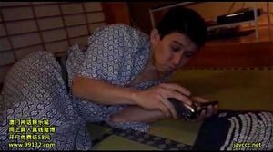日本熟女与三位猛男激情交欢