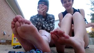 Two friends smoke and show their feet: Lesbian, Kissing & Soles Porn - 经典欧美
