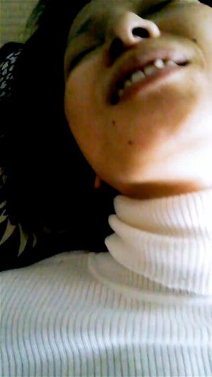 注意到被拍摄的娇羞亚洲女郎