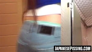 被束缚在户外的亚洲甜心从梯子上释放
