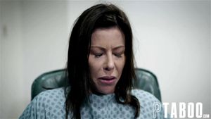 女患者Alexis Fawx与医院工作人员Bobbi Dylan重温过往性体验
