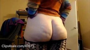 丰满臀部的白种美女放屁