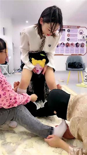 调教雄性和两只雌性