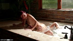 HotWifeXXX - 性感已婚亚洲美女拥有甜美多汁的潮吹私处 (Scarlette Moon)