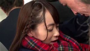一位充满魅力的年轻女性，展示她成熟性感的身体，为观众带来一场视觉盛宴。享受她热情奔放的表演，满足你对成人娱乐的所有幻想。