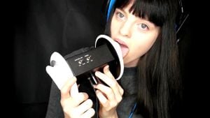 ASMR - Soe ASMR - 强烈耳部舔舐