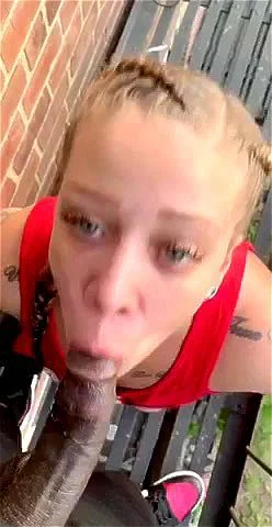 浅肤色美女吞下巨根黑色弯曲的阴茎！