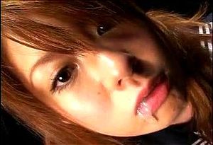 水手装扮的女孩献上精彩的射精表演