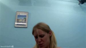 艾莉森皮尔斯让鸡巴冷却她的继子