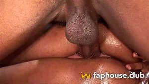 火辣黑人美女在每个房间骑行巨大黑矛 - 最大的奶油派